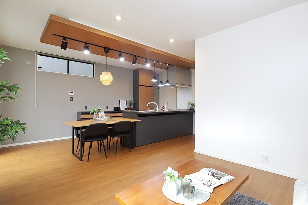 グラッド・エージェント長尾元町【居間・リビング】