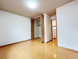 シンプルな内装が魅力の洋室です。床は明るい色合いで空間全体がすっきりとしています。クローゼット付きで収納も便利です。入口も広く使いやすい設計です。