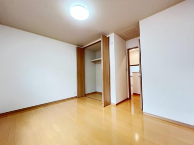 シンプルな内装が魅力の洋室です。床は明るい色合いで空間全体がすっきりとしています。クローゼット付きで収納も便利です。入口も広く使いやすい設計です。