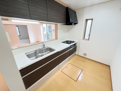 収納が豊富なキッチンはすっきりとした印象です。窓があり自然光を感じられます。作業スペースが広く調理がしやすいレイアウトです。シンプルなデザインでお手入れも簡単です。