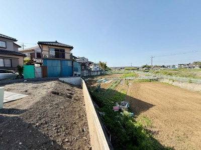 視界が広がる開放的な眺望が広がっています。田畑や緑が望めるのが特徴です。周辺には電線や建物の圧迫感が少なく空が広く感じられる環境です。遠くまで見渡せるのも魅力の一つです。