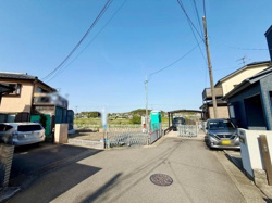 前面道路はしっかりと舗装されており明るく開放的な雰囲気です。車の出し入れもしやすい造りになっています。周辺には建物が整然と並び周囲の景観もすっきりしています。