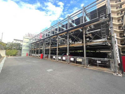機械式駐車場が設置されており複数台の車両に対応しています。敷地内に配置されているため便利にご利用いただけます。ゆとりのあるスペースで車の出し入れがしやすい環境です。整然とした設備が特徴です。