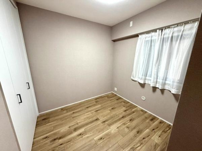 優しい色合いの壁が落ち着いた雰囲気を演出しています。フローリングが明るく清潔感があります。収納スペースも備わっており使い勝手の良さが感じられます。窓から自然光が差し込み室内を明るく保ちます。