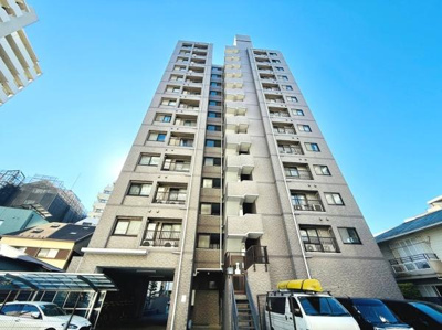 堂々とした外観のマンションです。周囲には建物が整然と並び落ち着いた街並みが広がっています。建物前には駐車スペースも確保されています。陽当たりや開放感も感じられる構造です。眺めの良さも特徴的です。