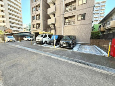駐車スペースが複数台分設けられており車の出し入れがしやすい設計です。敷地内に駐車場が完備され日常の利便性を高めます。建物に隣接しているため移動距離も短く便利です。