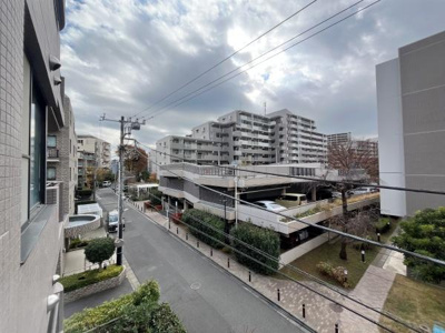 開放感のある現地からの眺望です。すっきりとした街並みが広がっています。周囲には整備された道路や緑が見えます。前面に高い建物が少なく視界が抜けています。建物や植栽が調和しています。