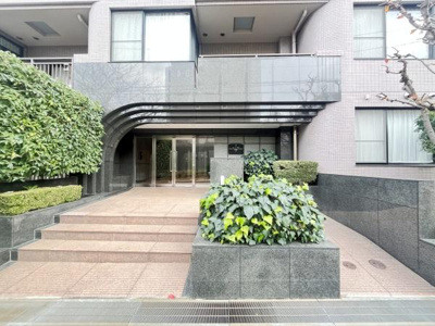 清潔感のあるエントランスは落ち着いた雰囲気が漂っています。きれいに整えられた植栽がアクセントとなり印象的な外観を演出しています。ゆとりあるアプローチが魅力的です。ガラス扉が開放感を感じさせます。