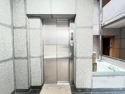 エレベーターが設置されているため上階への移動も便利です。ステンレス製の扉が建物の雰囲気に調和しています。明るく清潔感のある共用部分が印象的です。ボタン操作もわかりやすく設計されています。