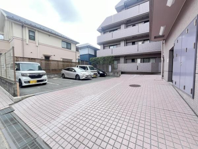 敷地内に駐車場が用意されており車の出し入れもスムーズに行えます。駐車スペースも広く余裕を持って止められます。建物のすぐそばに位置しており利便性の高さが感じられます。