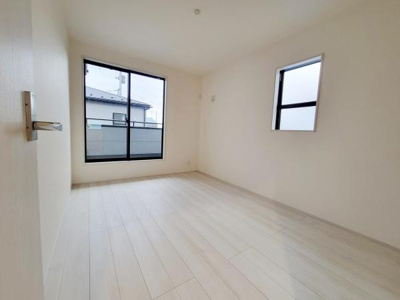 建築中の現地写真です。周囲の景観が確認できる前面道路も一緒にご覧いただけます。しっかりとした構造で建設が進められており現地の雰囲気を実際に感じることができます。