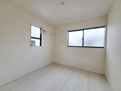 白を基調とした明るい空間が広がるお部屋です。窓が二面に設けられているため自然光がたっぷり入ります。シンプルな内装で家具の配置も自由自在です。清潔感のある印象が特徴です。