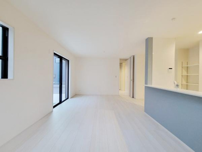 日当たりの良い立地で開放感ある現場です。建築中ならではの雰囲気が感じられます。基礎部分からしっかりとした造りが確認できます。作業スペースも広く車両の出入りもスムーズに行えます。