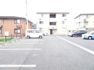 ハピネス Ｃ【駐車場】駐車場