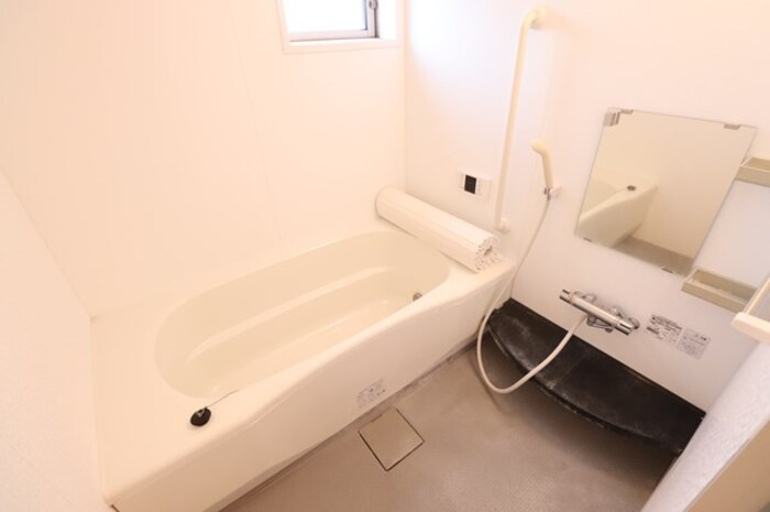 ハピネス Ｃ【浴室】追い焚き給湯式浴室（小窓付）