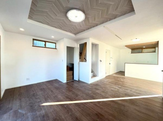 ヘリンボーン柄でおしゃれな折り上げ天井です♪広々19.75帖♪