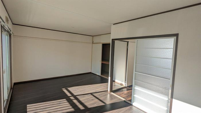 南側バルコニーに面した横に広いお部屋です