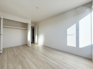 クローゼット付きの収納スペースが備わっているので衣類や小物の整理に便利です。室内はシンプルなデザインで様々なインテリアに合わせやすいです。自然光が差し込み明るい空間が広がります。