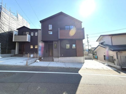 落ち着いた色合いの外観が目を引く住宅です。広々とした駐車スペースも確保されています。周囲と調和したデザインになっています。道路に面しているのでアクセスも便利です。採光にも配慮された設計がされています。