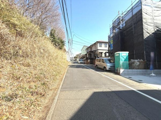 落ち着いた色合いの外観が目を引く住宅です。広々とした駐車スペースも確保されています。周囲と調和したデザインになっています。道路に面しているのでアクセスも便利です。採光にも配慮された設計がされています。
