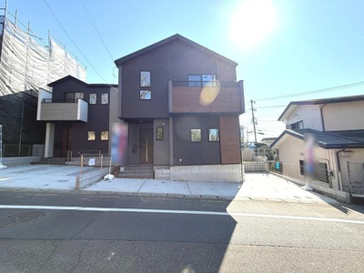 落ち着いた色合いの外観が目を引く住宅です。広々とした駐車スペースも確保されています。周囲と調和したデザインになっています。道路に面しているのでアクセスも便利です。採光にも配慮された設計がされています。