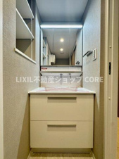 藤和シティホームズ大和パークサイドビュー【独立洗面台】化粧品やティッシュボックス、歯ブラシなどもスッキリ収まりますよ！収納豊富な洗面化粧台になります。
