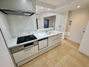 藤和シティホームズ大和パークサイドビュー【設備】三口コンロで、お料理の効率もアップ！使い勝手の良さを考えました。お洒落なシステムキッチンです。
