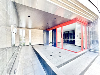 洗練されたデザインのエントランス。
ガラス張りとアクセントカラーが印象的で、訪れる方を上質な空間へと迎えます。