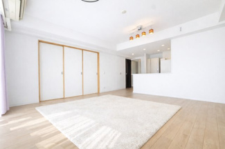 〜心地よい暖かなリビング〜
※本画像は、室内のイメージをお伝えするためAIによる画像加工を行っています。
実際の現況と異なる場合がございますので、現地にてご確認ください。