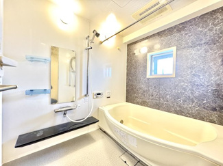 ゆったりと入浴可能な大きさの浴槽♪お子様との入浴も楽しめそうですね♪