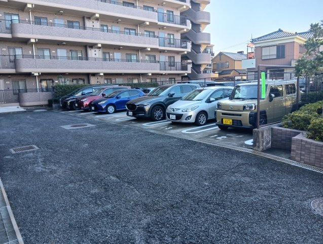 モア・ステージ竹ノ塚【駐車場】駐車場に車を止められます