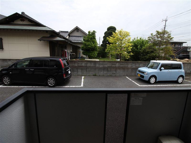 目の前が駐車場です