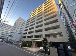 堂々とした外観が印象的なマンションです。道路沿いでアクセスも便利に感じられます。エントランス周辺も整っており管理が行き届いている様子が伝わります。高層階まであるのでさまざまな階層から選べます。