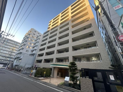 堂々とした外観が印象的なマンションです。道路沿いでアクセスも便利に感じられます。エントランス周辺も整っており管理が行き届いている様子が伝わります。高層階まであるのでさまざまな階層から選べます。