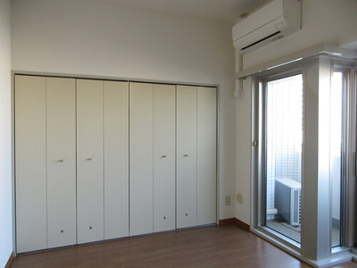 洋室　６．８畳