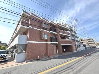 落ち着いた色合いの外観が印象的な建物です。バルコニーも複数あり外観のアクセントになっています。大通りに面していて視認性も高いです。開放感のある空が広がりゆとりを感じられる佇まいです。