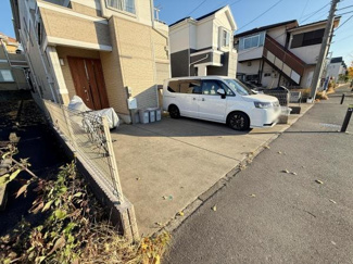 敷地内に広々とした駐車スペースが確保されています。車の出し入れもスムーズに行えます。フェンスに囲まれており安心感があります。玄関からの距離も近く便利です。複数台の駐車にも対応できます。