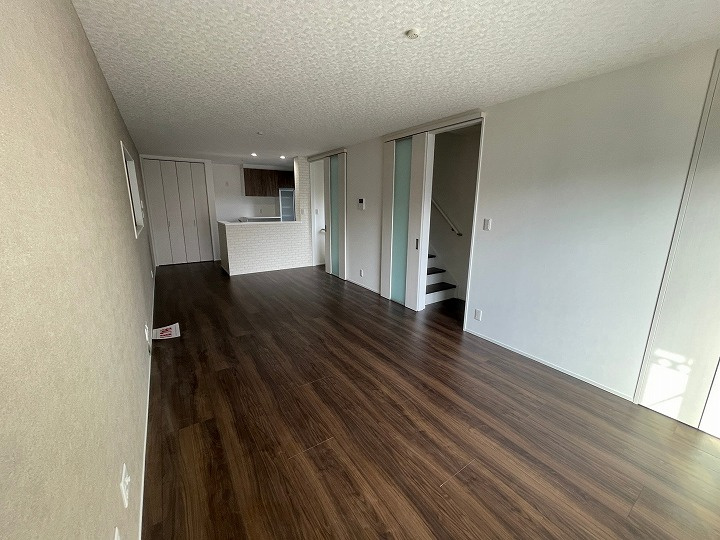 広い前面道路で車の駐車もしやすく歩道もあるのでお子様にも安心ですね！