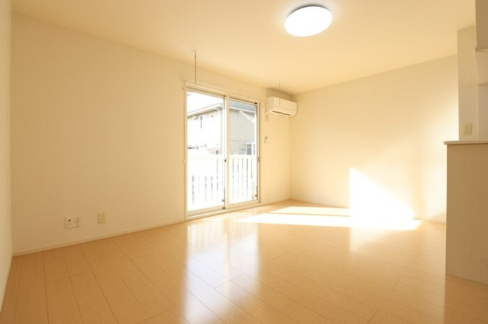 ベル テール A【設備】リビング全景（別角度）