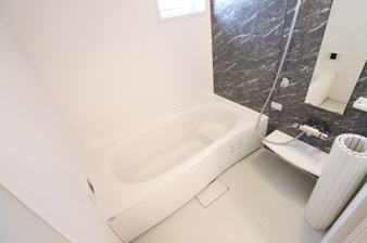 代官山シティヒルズ B【浴室】追い焚き給湯式浴室（小窓付）