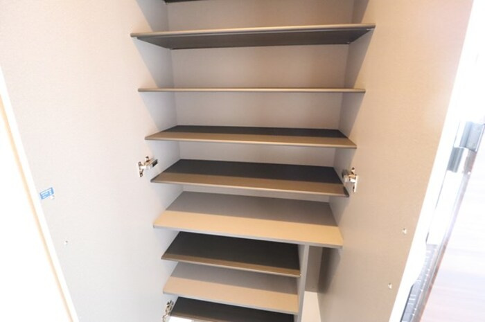 アマーテ姫子 B棟【玄関】トールタイプの姿見付シューズボックス