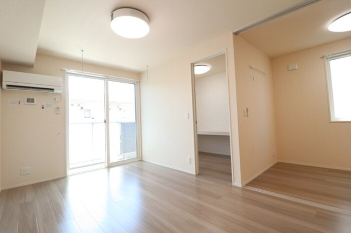 アマーテ姫子 B棟【居間・リビング】リビング全景（マルチファンクションライト付）