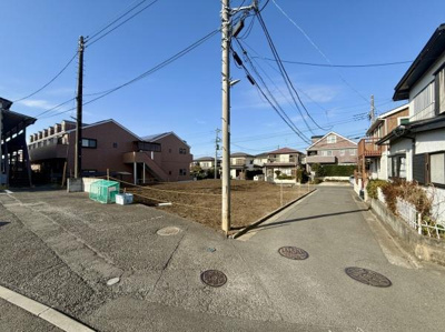 現地は見通しの良い角地に位置しております。周辺は低層住宅が並び開放感があります。前面道路は歩道と車道が分かれており車の出入りも安心です。幅の広い道路で車のすれ違いもスムーズに行えます。