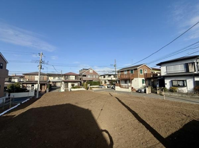 開放感のある現地土地写真で周囲に住宅が立ち並び落ち着いた雰囲気です。道幅も広々としており車の出入りもスムーズに行えます。整地されており次のステップがすぐに始められます。日当たりも良好です。