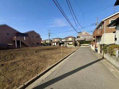 前面道路が広く車の出し入れがしやすい環境です。周辺には戸建て住宅が並び落ち着いた街並みが広がっています。土地の形状も整っており建築のプランが立てやすい現地です。空が広く感じられる開放感があります。
