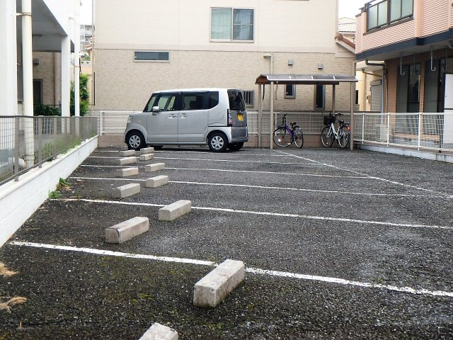 メゾンドブラン浦和辻【駐車場】