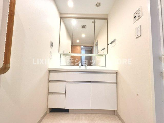 日神パレステージ小田急相模原フロント【独立洗面台】３面鏡で髪のセットやお化粧もストレスなくこなせ、朝から気分良く通勤通学に向かえそうですね！