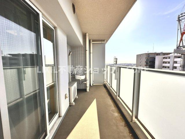 日神パレステージ小田急相模原フロント【展望】バルコニーは風通しが良く、日中は日当たりも良好です。洗濯物やお布団をたくさん干せます。