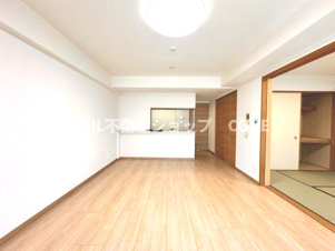 日神パレステージ小田急相模原フロント【居間・リビング】家族が集まるLDKは広さ15.3帖と家族団らんをするのにちょうど良いサイズです。