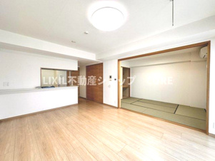 日神パレステージ小田急相模原フロント【居間・リビング】リビングの隣には和室を完備、客間や奥様の休憩場所としても活躍すること間違いなしですね。